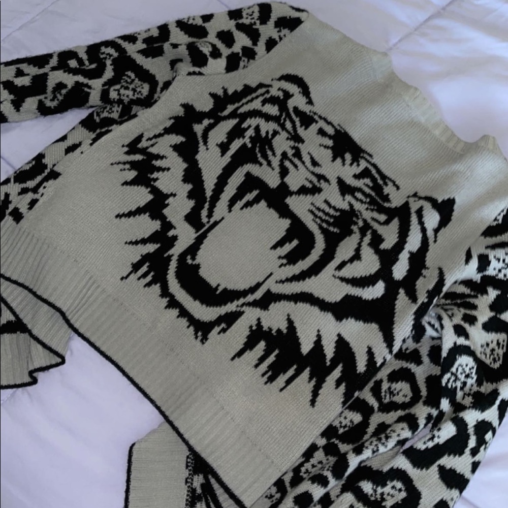 Thick Cardigan with Tiger and leopard print on sleeves